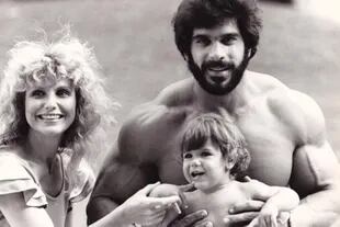 Carla Green y Lou Ferrigno junto a su primogénita, Shannah, quien actualmente tiene 39 años y forma parte de esta familia fitness