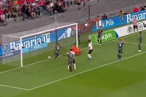 Gol en contra en Países Bajos: entre tres futbolistas se metieron la pelota en su propio arco