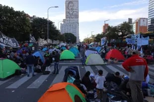 Corte y acampe en la 9 de Julio frente al Ministerio de Desarrollo Social para pedir más planes sociales