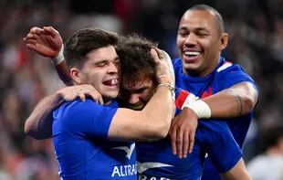 El ala de Francia Damian Penaud celebra con sus compañeros su try durante el partido entre su equipo y Nueva Zelanda en el Stade de France en Saint-Denis.
