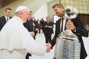 El momento más feliz de Marcelo Tinelli como dirigente de fútbol: la ofrenda de la Copa Libertadores al Papa Francisco, fanático de San Lorenzo