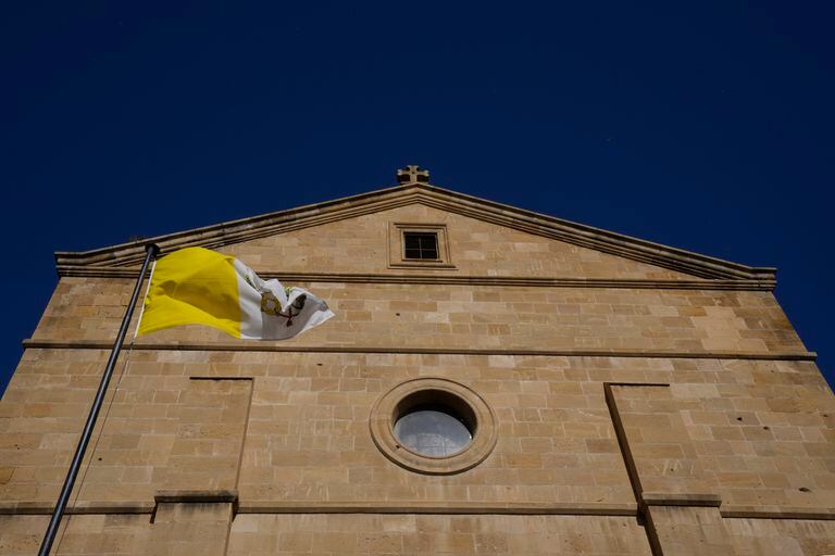 La bandera del Vaticano flamea frente a la Iglesia de la Santa Cruz de Nicosia