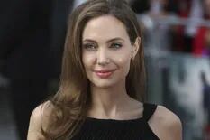 Angelina Jolie furiosa con Brad Pitt porque no puede sacar a sus hijos del país