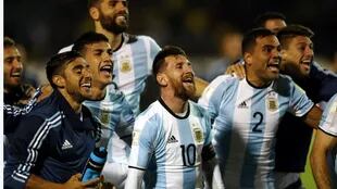 Lionel Messi celebra con la selección el pase al Mundial de Rusia 2018 tras vencer 3 a 1 a Ecuador en Quito. Fue uno de los partidos más trascendentales del 10 con la albiceleste. Ese día había que ganar y metió los tres goles del equipo.