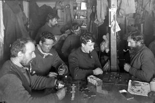 Parte de la tripulación del Endurance durante la Expedición Imperial Transantártica liderada por Ernest Shackleton