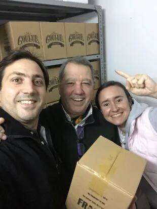 El matrimonio y el padre de Nicosia, en 2016, junto al primer cargamento destinado a la bodega Zuccardi