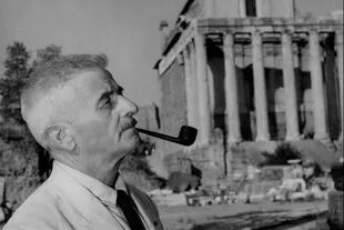 William Faulkner con su pipa, en Roma