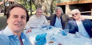 Luis Lacalle Pou, Alberto Fernández, Francisco Bustillo y el embajador argentino en Uruguay, Alberto Iribarne, en la estancia presidencial Anchorena