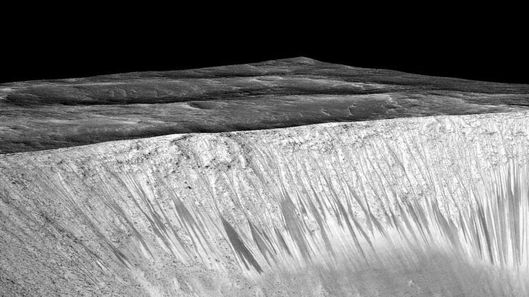 Las imágenes enviadas por la sonda MRO, que orbita el planeta desde hace una década, revelan la presencia de sales hidratadas en una serie de estrías; Tenemos pruebas convincentes que validan lo que sospechábamos, dijo John Grunsfeld, de la NASA