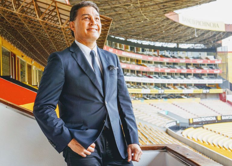 El Beto Alfaro Moreno en el estadio Monumental del Barcelona, donde está su despacho presidencial en Guayaquil; “Me enferma que un jugador pierda un partido y cambie la camiseta”, avisa, apasionado