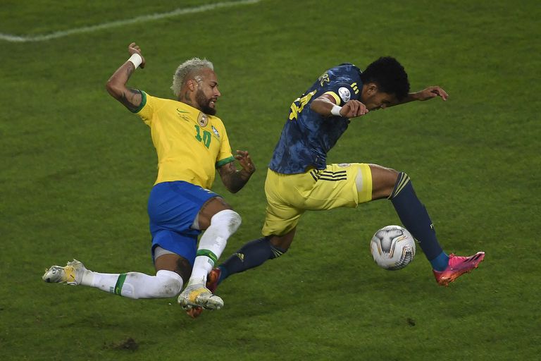 Neymar al piso, en busca de frenar a Luis Díaz, autor del gol colombiano