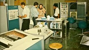 Una imagen de archivo muestra al equipo de científicos de la UCLA durante las pruebas realizadas para conectar el primer nodo de Arpanet