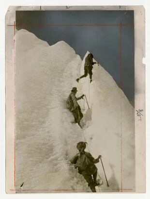 Miembros de la expedición de 1922 usaron picahielos para improvisar puntos de apoyo para los pies en una ladera prístina, ubicada a 7000 metros. Cuerdas, escaleras de aluminio y otras ayudas para el ascenso están ahora fijadas a muchos puntos a lo largo del camino hacia la cima. Principios del año 1