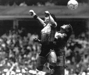 Diego Maradona, en el llamado gol de la “Mano de Dios” contra Inglaterra en duelo de los cuartos de final del Mundial de 1986, en Ciudad de México. (AP Foto/El Grafico, archivo)