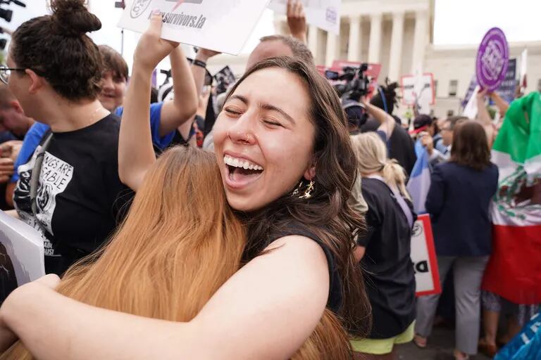 Personas en contra del derecho al aborto se abrazan frente al Tribunal Supremo de Estados Unidos en Washington, DC, el 24 de junio de 2022. 