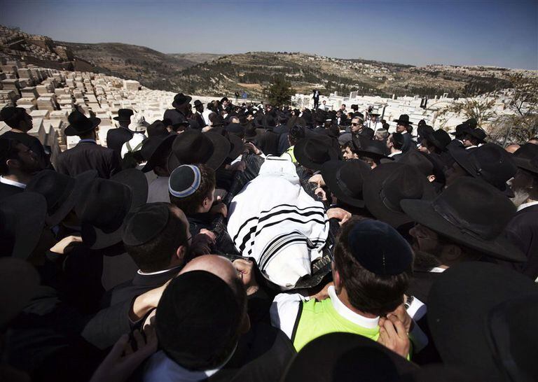 El masivo sepelio del rabino Jonathan Sandler y sus dos hijos en Jerusalén; los tres fueron asesinados el lunes frente a un colegio en Toulouse