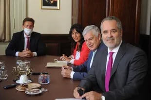 Alejandro "Topo" Rodríguez acompañado por Carlos Gutiérrez y otros diputados del Interbloque Federal