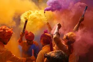 Holi: la festividad de punta en blanco coronada por una lluvia de colores
