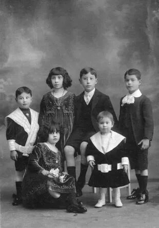 Los seis hijos de Dassen: Julio, Delia, Rodolfo, Juan Justo, Elisa (sentada) y, a su lado, el benjamín, Carlos.