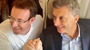 El presidente Mauricio Macri y un pasajero del vuelo 237 de Air France