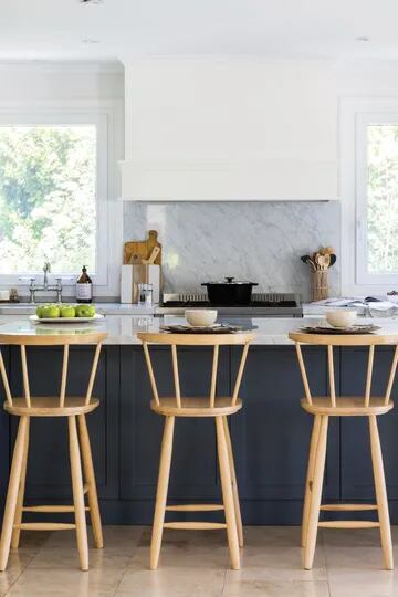 Una cocina en blanco y azul que mantiene la elegancia a pesar del trajín