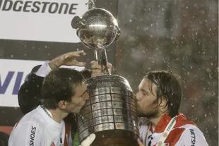 La capitanía compartida y el beso a la Libertadores 2015 de Fernando Cavenaghi y Marcelo Barovero