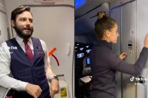 Una azafata parodió con su compañero una situación habitual en el baño del avión y el video se volvió furor
