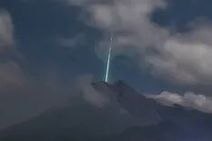 Sorpresa: captan el momento en el que un meteoro cae sobre un volcán activo