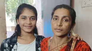 La madre de Pooja dice que la situación financiera de su familia es difícil