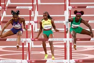 Rondas clasificatorias de 100m con vallas durante los Juegos Olímpicos Tokio 2020; la corredora Jamaiquina, Thompson, queda fuera de la comandancia tras sufrir una lesión en plena competencia desarrollada en el Olimpyc stadium de Tokio