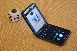 Probamos el Razr 40 Ultra, el nuevo teléfono con tapita y pantalla plegable de Motorola