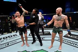 23 de enero de 2021; Abu Dhabi, Emiratos Arabes Unidos; Conor McGregor de Irlanda frente a Dustin Poirier en una pelea de peso ligero durante el evento UFC 257 dentro de Etihad Arena en UFC Fight Island.