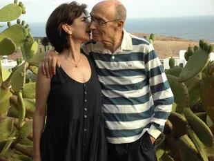 Pilar del Río y José Saramago, juntos en su casa de Lanzarote