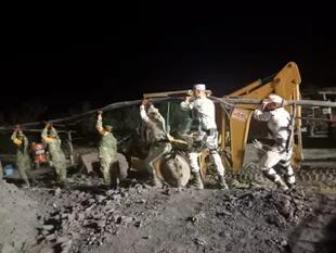 Casi 400 personas de diferentes dependencias y organizaciones trabajan en el rescate de diez mineros atrapados en un pozo de carbón en Coahuila