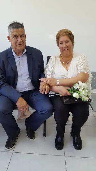 Felices y emocionados, Rosa y José Rubén en el registro civil