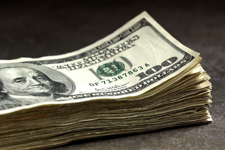 El dólar mayorista crecía ocho centavos hasta los $77,61