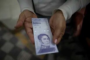 Venezuela le quita seis ceros a su moneda, la tercera reconversión del chavismo
