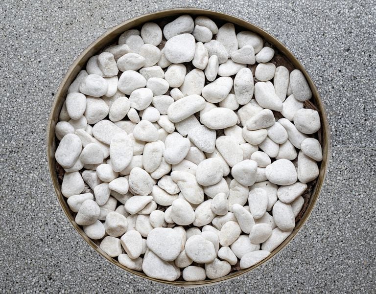 Piedras, baldosas y cemento son los elementos principales de JISU