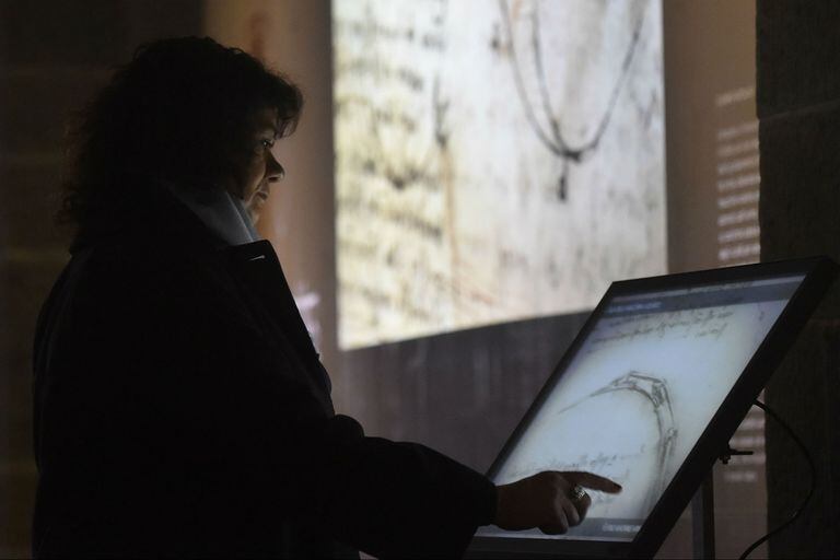 Pantallas gigantes con animaciones muestran la impactante clarividencia de los estudios de Leonardo