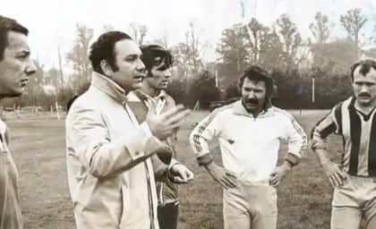 Carlos "Veco" Villegas transmitiendo sus conocimientos en los Pumas 1976: lo escuchan "Cuca" Carracedo, Martín Sansot, "Palomo" Etchegaray y el "Yankee" Braceras