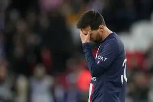 Lionel Messi se retiró entre silbidos luego de la derrota del Paris Saint-Germain (AP Foto/Christophe Ena)