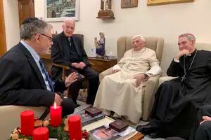 Murió Benedicto XVI: los mensajes de condolencias, los preparativos del funeral y las últimas noticias