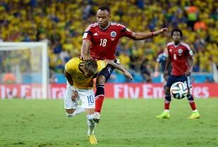 El colombiano Camilo Zúñiga embiste desde atrás a Neymar y le provoca una fractura de una vértebra en el Mundial de 2014,