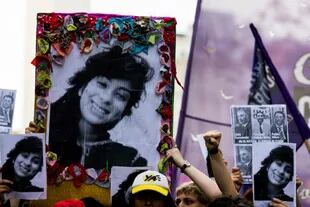 Manifestantes sostienen fotos de Lucía Pérez, víctima de femicidio de tan solo 16 años, en una protesta de #NiUnaMenos en su nombre, el 5 de diciembre de 2018