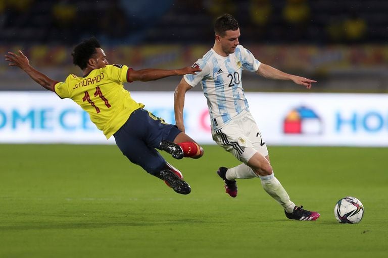 Exequiel Palacios elude la marca de Juan Cuadrado durante el partido que disputan Argentina y Colombia por las eliminatorias de la Copa del Mundo Catar 2022.