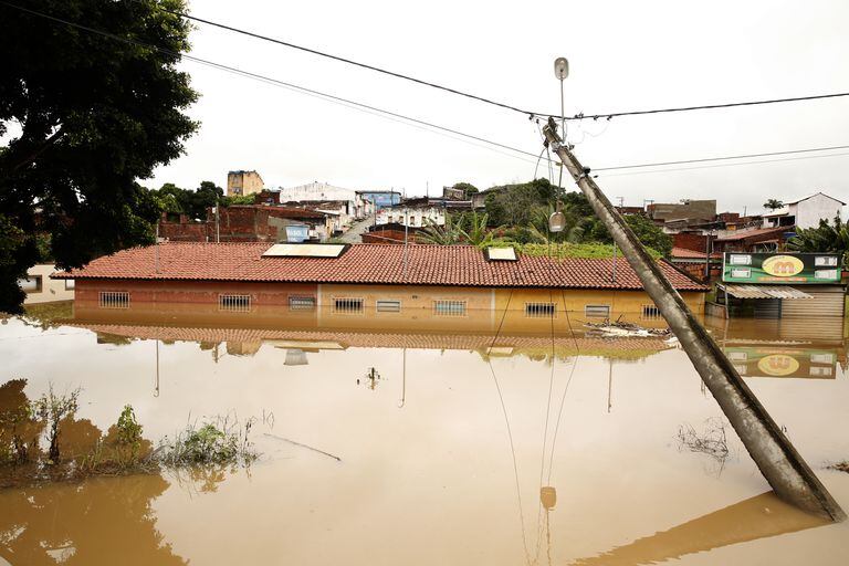 Bild von Häusern, die am 26. Dezember 2021 in Idabedinga, Bahia, Brasilien, von Überschwemmungen durch starke Regenfälle betroffen waren.  Heftige Regenfälle am Samstag haben den Catolo-Fluss zum Überlaufen gebracht, was zu Überschwemmungen in verschiedenen Teilen der Stadt Idabettinga führte.