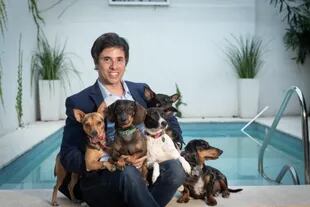 Roberto Funes Ugarte en su micro mundo, rodeado de sus mascotas. Elige que su vida privada equilibre el vértigo de su trabajo