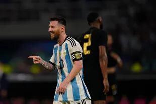 Lionel Messi marcó tres goles en el primer tiempo, en la victoria sobre Curazao en Santiago