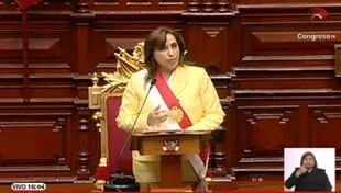 Dina Boluarte nueva presidenta de Perú al jurar en el Congreso