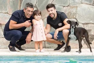Junto a su nieta, Sofía, y su hijo mayor, Juan Manuel. Con ellos, Felipe, el perro de la familia.